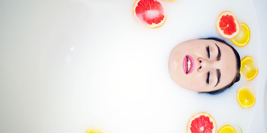 Bubbelbad med citroner i badkar